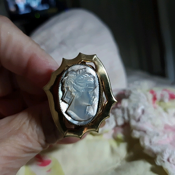 Beautiful Art Deco Mother of Pearl Cameo Ring - Picture 4 of 6